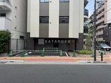 デュオフラッツ浅草田原町ネスト 前面道路から見た建物外観と整備された街並み