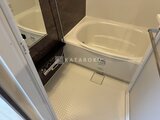 デュオフラッツ浅草田原町ネスト ゆとりのある浴室空間、深めの浴槽と独立したシャワーブース