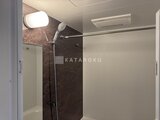 デュオフラッツ浅草田原町ネスト 濃色タイルと白系パネルのコントラストが落ち着いた浴室