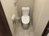デュオフラッツ浅草田原町ネスト トイレットペーパーホルダー付きの清潔感のあるトイレ空間