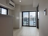 デュオフラッツ浅草田原町ネスト 大きな窓から都市景観を望むキッチンスペース