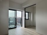 デュオフラッツ浅草田原町ネスト 大きな窓から都市風景を望むモダンなリビングダイニング