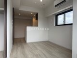 デュオフラッツ浅草田原町ネスト 採光良好な窓を備えたモダンな洋室空間