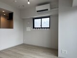 デュオフラッツ浅草田原町ネスト 白を基調とした落ち着きのある洋室、エアコン完備で快適な空間