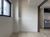 デュオフラッツ浅草田原町ネスト 大きな窓から光が入る落ち着いた印象のリビングダイニング