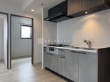 デュオフラッツ浅草田原町ネスト モダンな印象のキッチンから洋室への動線が見える間取り