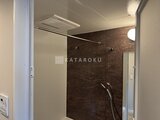 デュオフラッツ浅草田原町ネスト 深色タイルの壁が落ち着いた印象のシャワーユニット