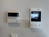 デュオフラッツ浅草田原町ネスト インターホンと給湯パネルが備わった壁面