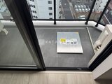 デュオフラッツ浅草田原町ネスト 大きな窓から街並みを見下ろすバルコニーの様子