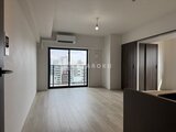 デュオフラッツ浅草田原町ネスト 大きな窓から採光が入る明るいリビングダイニング空間