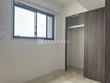 デュオフラッツ浅草田原町ネスト 大きな窓から光が入る明るい寝室と木目調のクローゼット