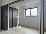デュオフラッツ浅草田原町ネスト 採光たっぷりの洋室、ダークカラーの建具と開放的な窓