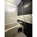クラリティア入谷 黒と白のコントラストが落ち着いた印象のバスルーム