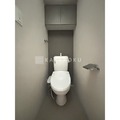 クラリティア入谷 上部に収納棚を備えたコンパクトなトイレ空間