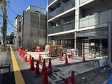 アーバネックス住吉 建設中の建物と前面道路の様子