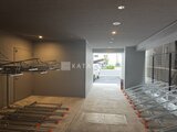 アーバネックス住吉 機械式駐車場から外部への開放的な出入口の様子