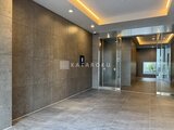 アーバネックス住吉 エレベーターホールから見たモダンな共用玄関の様子