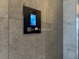 アーバネックス住吉 コンクリート壁に設置されたモダンなエントランス認証パネル