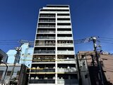 アーバネックス住吉 快晴の空を背景にした、モダンな印象の建物外観