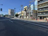 アーバネックス住吉 前面道路から見た建物と周辺街並みの外観