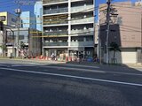 アーバネックス住吉 前面道路から見たアーバネックス住吉の建物外観と周辺街並み