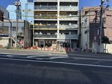 アーバネックス住吉 前面道路から見た建物外観と1階店舗部分