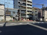 アーバネックス住吉 前面道路から見た建物外観と周辺の街並み