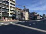 アーバネックス住吉 前面道路から見た建物と周辺街並みの外観