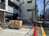 アーバネックス住吉 工事中の前面道路と建物外観