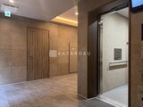 アーバネックス住吉 モダンな石貼り壁とエレベーターで構成される共用廊下