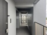 アーバネックス住吉 明るい印象の共用廊下と各住戸へのアクセス通路