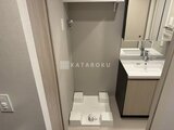 アーバネックス住吉 洗面台の奥に設けられたコンパクトな洗濯機置き場