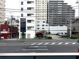 アーバネックス住吉 前面道路から見た建物と周辺環境の様子