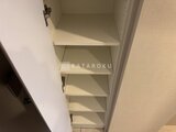 アーバネックス住吉 棚板が複数段ある白い収納棚の内部