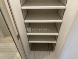 アーバネックス住吉 ホワイトカラーの可動棚が備わった収納スペースの内部