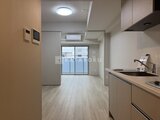 アーバネックス住吉 明るいLDK空間にモダンなシステムキッチンが備わった間取り
