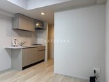 アーバネックス住吉 モダンな木目調のキッチンと開放的なリビングダイニングの空間