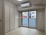 アーバネックス住吉 明るい採光が心地よいベッドルーム、大きな窓と収納充実の居室