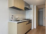アーバネックス住吉 木調のパネルと白系でまとめたモダンなキッチン空間