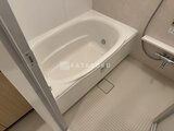 アーバネックス住吉 白を基調とした清潔感のある浴室と白いタイル床の様子