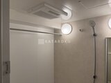 アーバネックス住吉 浴室乾燥機と円形照明が備わった落ち着きのあるバスルーム