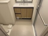 アーバネックス住吉 木目調の洗面化粧台と落ち着いた色合いの洗面室