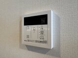 アーバネックス住吉 壁に取り付けられた浴室暖房乾燥機の操作パネル