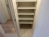 アーバネックス住吉 棚板が充実した玄関の収納スペース