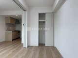 アーバネックス住吉 明るいリビングダイニングから見たキッチンと収納スペース