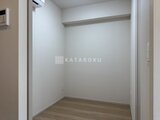 アーバネックス住吉 壁面に棚を備えた明るい印象のウォークインクローゼット