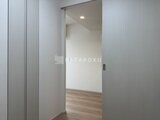 アーバネックス住吉 白を基調とした廊下から居室への開放的な入口の様子
