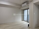 アーバネックス住吉 明るいフローリングと大きな窓のある開放的な洋室