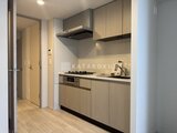 アーバネックス住吉 モダンな木目調キャビネットのコンパクトキッチン