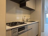 アーバネックス住吉 ガスコンロと電子レンジ付きの明るいシステムキッチン